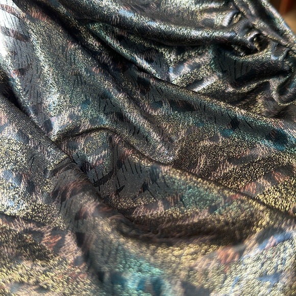 Sleeveless Gold and Bronze blouse. - Picture 7 of 7